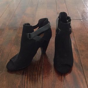 Heart in D Black Buckle Booties